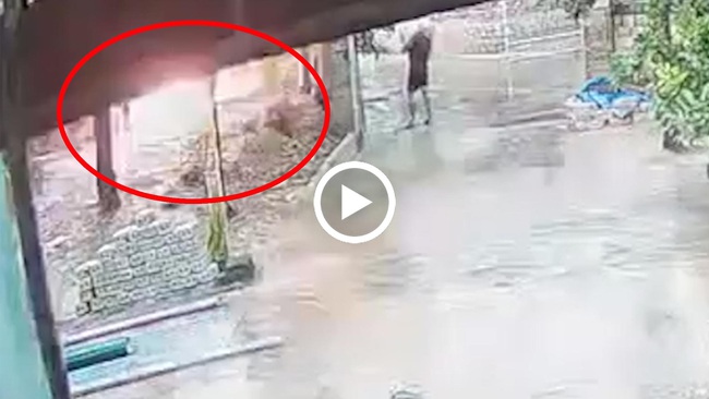 Kinh hoàng khoảnh khắc sét đánh "cháy đất", tóe lửa, người đàn ông đứng gần 3m may mắn thoát chết - Ảnh 2. Kinh hoàng khoảnh khắc sét đánh "cháy đất", tóe lửa, người đàn ông đứng gần 3m may mắn thoát chết - Ảnh 2.