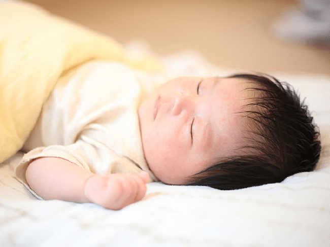 3 ảnh hưởng rõ rệt nhất khi cho trẻ nằm gối quá sớm, bố mẹ cần chú ý - Ảnh 1.
