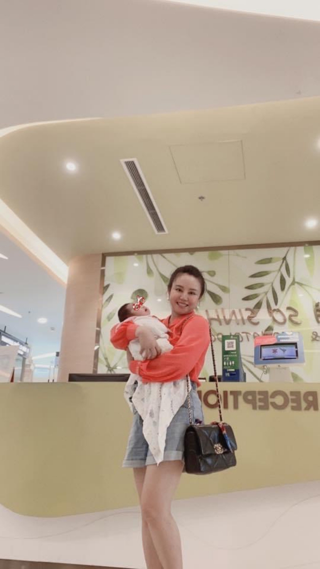 Vy Oanh tái xuất sau 1 tháng sinh con nhưng vóc dáng của mẹ bỉm sữa 3 con mới thực sự khiến netizen chú ý - Ảnh 3.