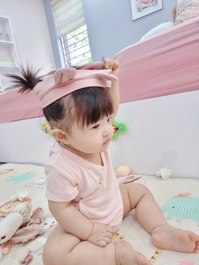 Được mẹ cho diện loạt nơ xinh, nào ngờ con gái Đông Nhi lại biểu cảm &quot;tấu hài&quot; như thế này - Ảnh 4.