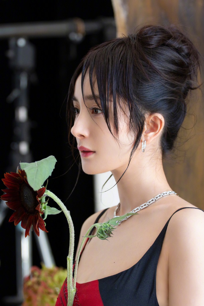 Những mỹ nhân Cbiz sở hữu "cổ thiên nga" đẹp nhất - Ảnh 4. Những mỹ nhân Cbiz sở hữu "cổ thiên nga" đẹp nhất - Ảnh 4.