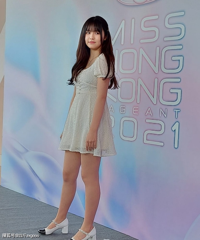 Lộ danh tính cô gái 17 tuổi bị bắt gặp hẹn hò Châu Tinh Trì: Thí sinh Hoa hậu Hong Kong năm 2021, sở hữu thân hình nóng bỏng - Ảnh 6.