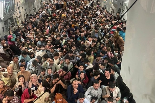 Cảnh tượng hơn 600 người, cả phụ nữ và trẻ em nhồi nhét trên máy bay rời Afghanistan - Ảnh 1.