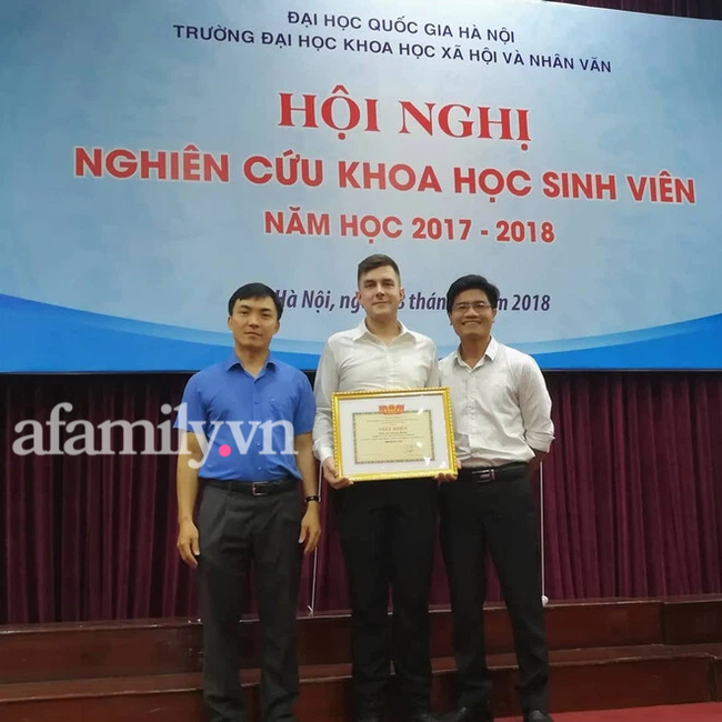 Chàng Tây sang Hà Nội du học: Được 10 điểm luận văn của ĐHQG, nói sõi nhưng giả vờ không biết tiếng Việt để trêu mọi người - Ảnh 3.