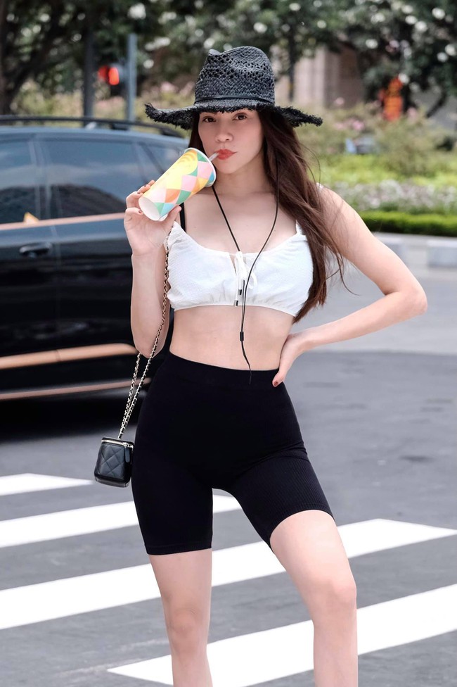 Tưởng "không đội trời chung", netizen phát hiện Hồ Ngọc Hà vẫn âm thầm theo dõi người chị em thân thiết một thời - Ảnh 4. Tưởng "không đội trời chung", netizen phát hiện Hồ Ngọc Hà vẫn âm thầm theo dõi người chị em thân thiết một thời - Ảnh 4.