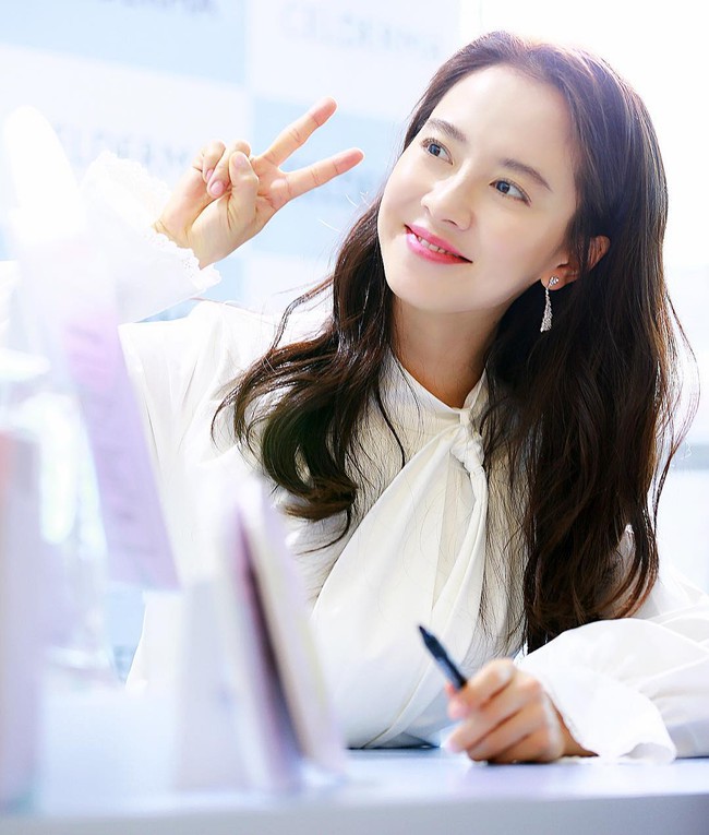 Choáng với bí kíp chăm da của &quot;mợ ngố&quot; Song Ji Hyo: Chỉ skincare đúng 4 bước, vậy mà vẫn trẻ mãi không già ở tuổi 40 - Ảnh 5.