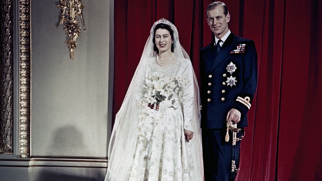 Điều ít biết về chiếc bánh cưới của Nữ hoàng Anh, ẩn chứa bí mật đặc biệt sau 68 năm vẫn ăn được bình thường - Ảnh 1.