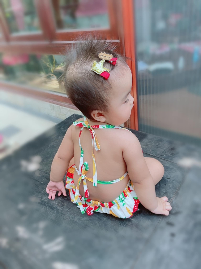 Diện bikini tí hon siêu đáng yêu nhưng con gái Mạc Văn Khoa vẫn gây chú ý nhờ biểu cảm hài hước khi xuống nước - Ảnh 2.