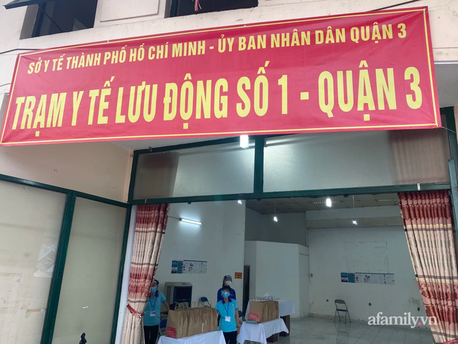 Trạm &quot;giải cứu&quot; F0 lưu động đầu tiên tại TP.HCM khẩn trương đi vào hoạt động sau 5 tiếng chuẩn bị - Ảnh 1.