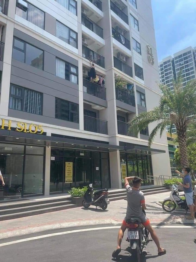Người phụ nữ đang bám vào lan can