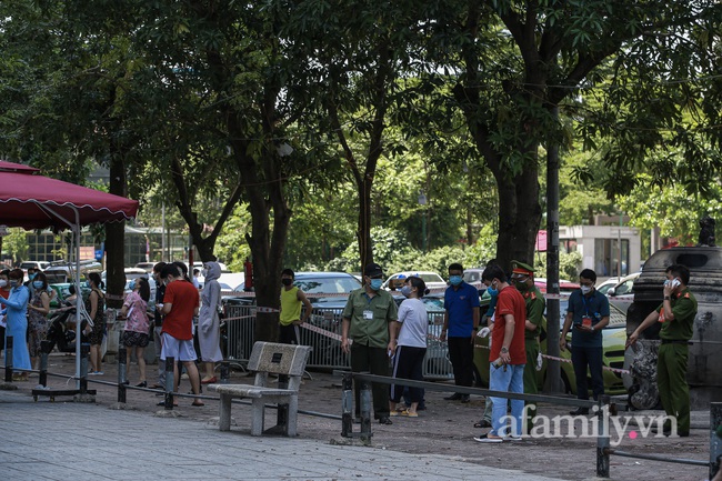 Hà Nội: Mảng gạch men lớn bất ngờ rơi từ tầng cao chung cư HH1B Linh Đàm xuống đất, nhiều người đang xếp hàng chờ lấy mẫu xét nghiệm hoảng hốt bỏ chạy - Ảnh 1.