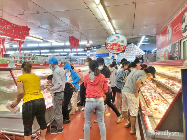 Người dân TP.HCM xếp hàng mệt nhoài từ sáng đến trưa nắng chờ vào siêu thị mua thực phẩm, nhất quyết không về - Ảnh 2.
