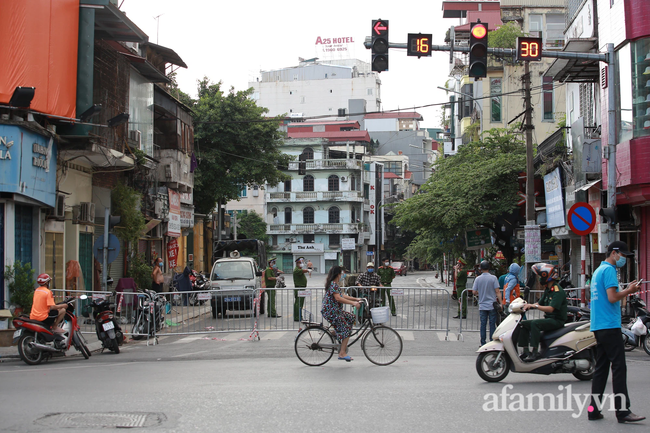 Hà Nội tăng cường các biện pháp thực hiện nghiêm giãn cách xã hội đợt 3, kiên quyết yêu cầu người dân &quot;ai ở đâu thì ở đó&quot; - Ảnh 2.