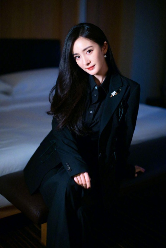 So kè dàn tiểu Hoa 85 khi "đụng độ": Triệu Lệ Dĩnh chuyên "biến đồ hiệu thành đồ chợ" có lép vế Angelababy, Dương Mịch? - Ảnh 6. So kè dàn tiểu Hoa 85 khi "đụng độ": Triệu Lệ Dĩnh chuyên "biến đồ hiệu thành đồ chợ" có lép vế Angelababy, Dương Mịch? - Ảnh 6.