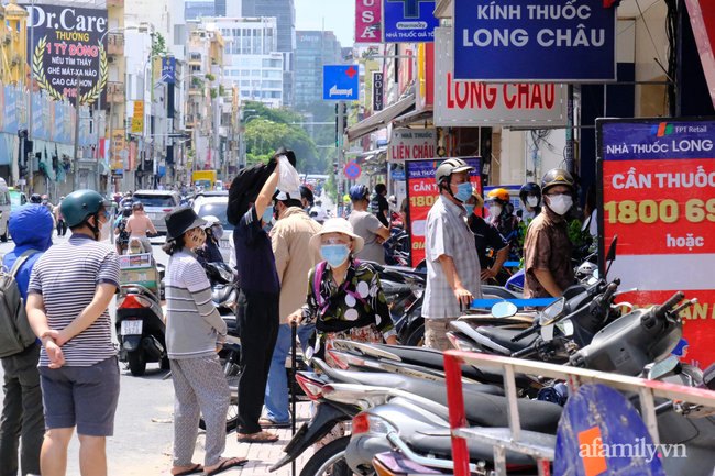 Sát ngày &quot;ai ở đâu ở yên đó&quot;: Người dân TP.HCM vội vã, mệt nhọc xếp hàng săn lùng thuốc điều trị COVID-19 - Ảnh 10.