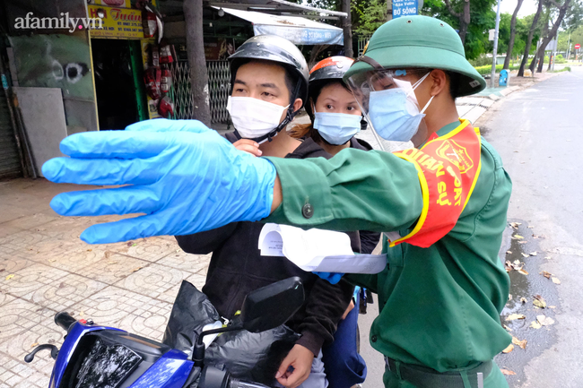 Ngày đầu quân đội hỗ trợ TP.HCM siết chặt giãn cách: Shipper năn nỉ gãy lưỡi vẫn &quot;quay đầu&quot;, thai phụ được cho qua nhanh - Ảnh 7.