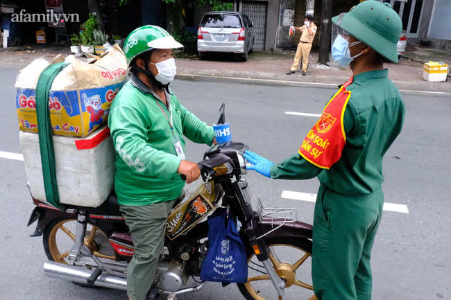 Ngày đầu quân đội hỗ trợ TP.HCM siết chặt giãn cách: Shipper năn nỉ gãy lưỡi vẫn &quot;quay đầu&quot;, thai phụ được cho qua nhanh - Ảnh 5.