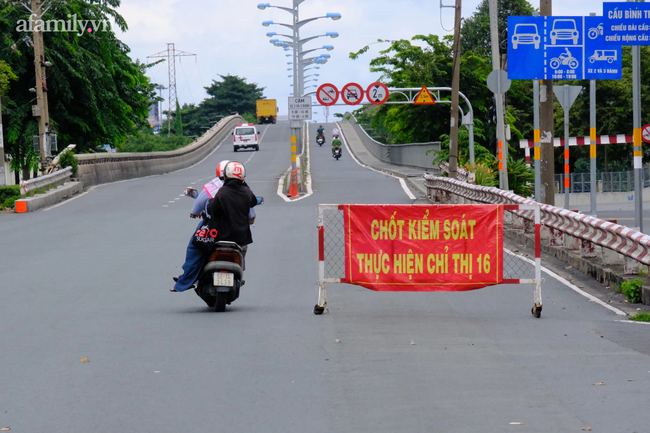 Ngày đầu quân đội hỗ trợ TP.HCM siết chặt giãn cách: Shipper năn nỉ gãy lưỡi vẫn &quot;quay đầu&quot;, thai phụ được cho qua nhanh - Ảnh 9.