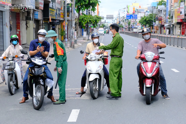 Ngày đầu quân đội hỗ trợ TP.HCM siết chặt giãn cách: Shipper năn nỉ gãy lưỡi vẫn &quot;quay đầu&quot;, thai phụ được cho qua nhanh - Ảnh 1.