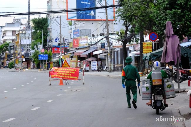 Lượng phương tiện ra đường giảm đến 85% trong ngày đầu quân đội hỗ trợ TP.HCM siết chặt giãn cách - Ảnh 1.