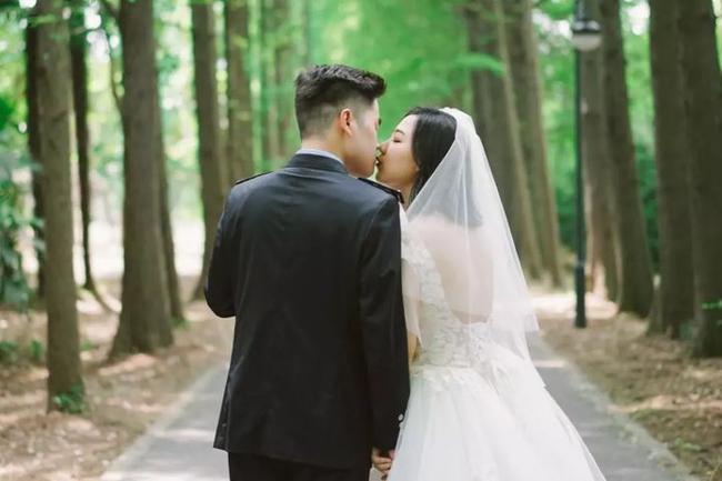 Vợ chọn thuê váy cưới đắt đỏ, chồng xị mặt than: “Lần trước kết hôn cũng chẳng tốn thế này”, ngay tức khắc anh ta phải trả giá đắt! - Ảnh 1.