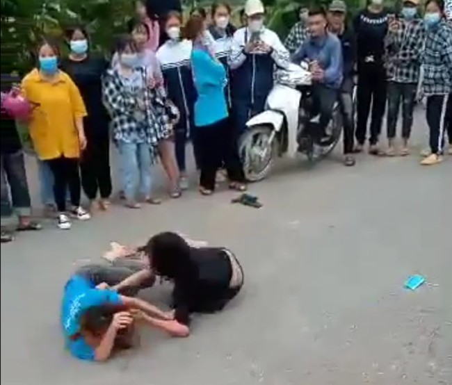 Hòa Bình: Choáng váng cảnh nữ sinh dùng mũ bảo hiểm tấn công nhau - Ảnh 1.
