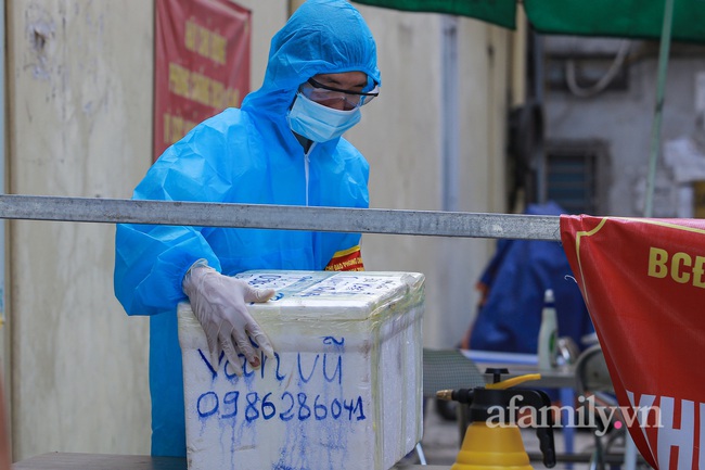 Hà Nội: Phong tỏa tạm thời con ngõ hơn 2.000 dân sau khi ghi nhận 9 ca dương tính SARS-CoV-2 - Ảnh 9.