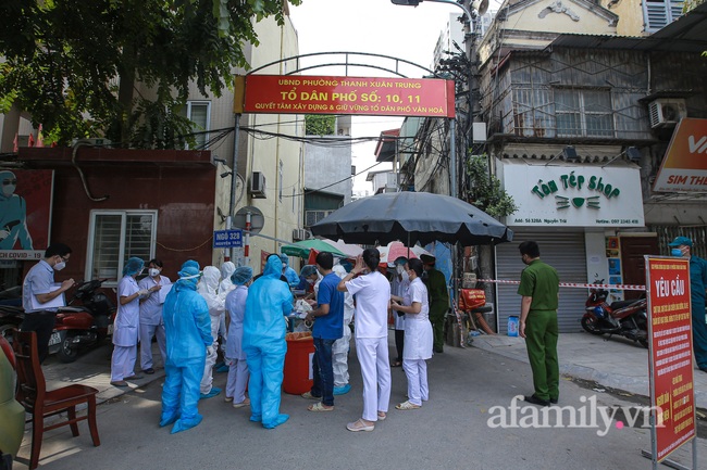 Hà Nội: Phong tỏa tạm thời con ngõ hơn 2.000 dân sau khi ghi nhận 9 ca dương tính SARS-CoV-2 - Ảnh 8.