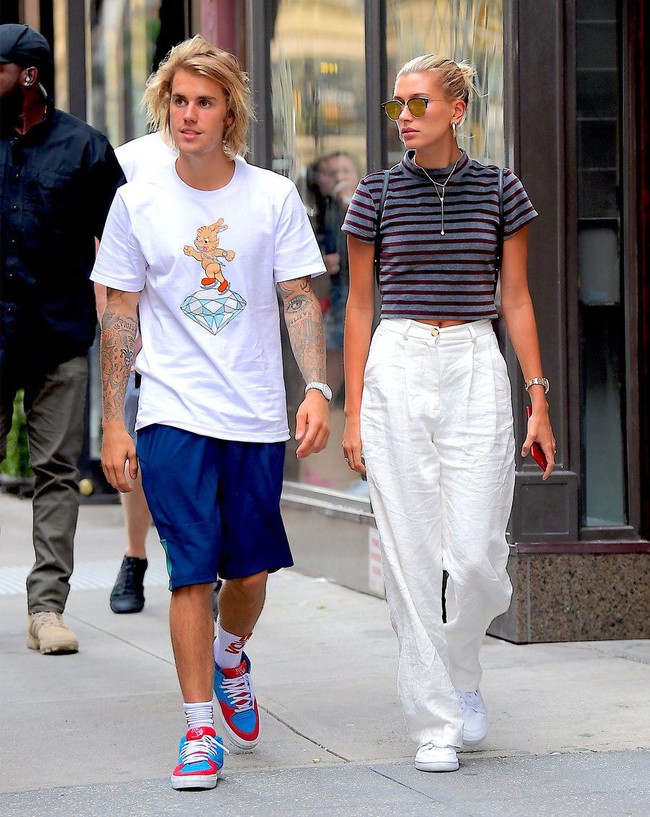 Style của vợ chồng nhà Justin Bieber lắm lúc trông như &quot;hai mẹ con&quot; đang dạo phố cùng nhau vậy! - Ảnh 4.
