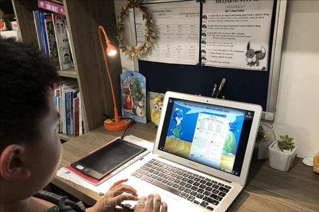 Học sinh căng mắt xem sách điện tử trên mạng vì chưa nhận được SGK, cô giáo cấp 1 chia sẻ cách tiện hơn nhiều - Ảnh 1.