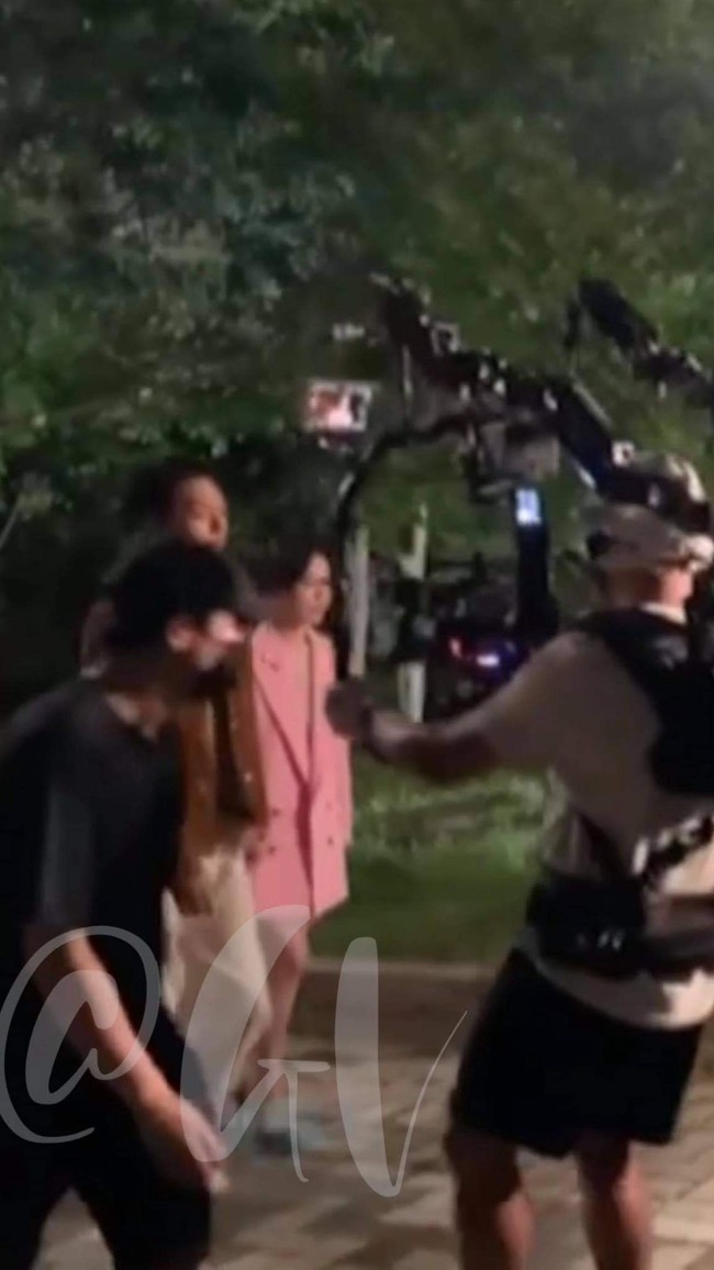 Lộ tạo hình phim mới của Song Hye Kyo, mặc váy hồng sến súa nắm tay cùng với tình trẻ kém 12 tuổi đi dạo bộ - Ảnh 3.
