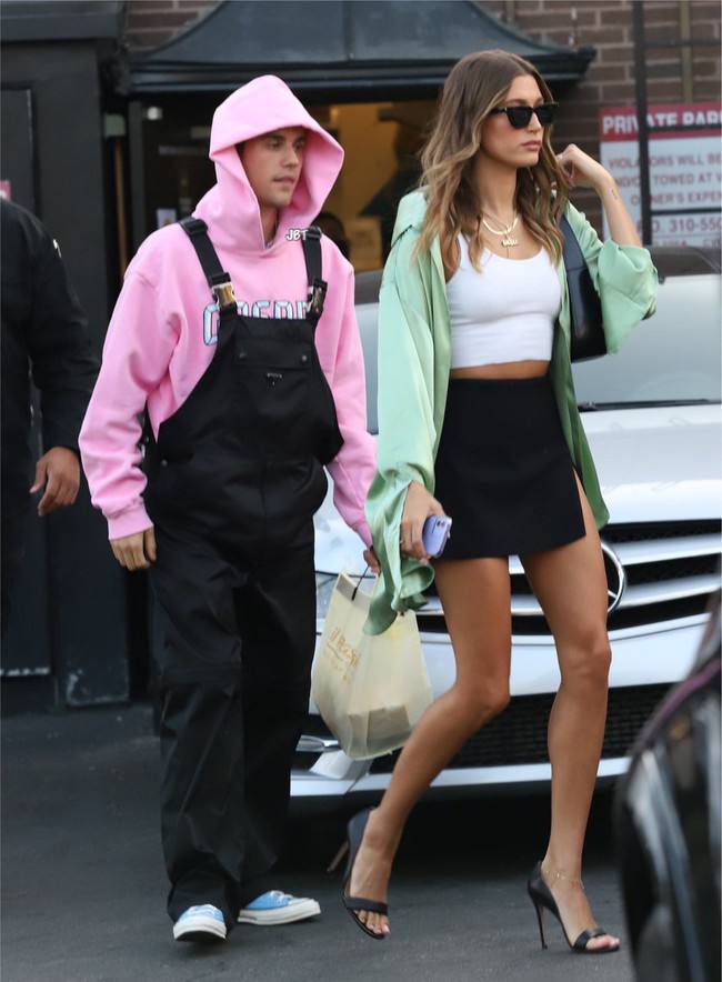 Style của vợ chồng nhà Justin Bieber lắm lúc trông như &quot;hai mẹ con&quot; đang dạo phố cùng nhau vậy! - Ảnh 5.