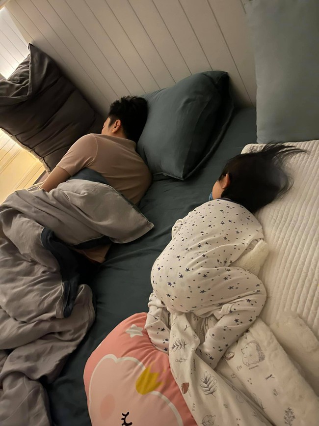 Cảnh tượng siêu đáng yêu của Cường Đô La và con gái Suchin khi ngủ bị bà xã bắt gặp - Ảnh 2.