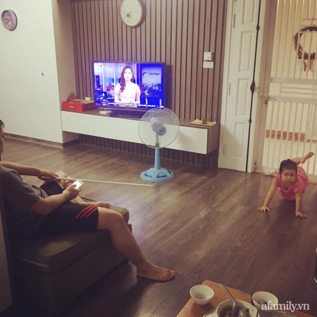 Bố trẻ trông con ăn như “trưởng ban giám sát”, dân tình chỉ còn nước cười góp đồng cảm vì cảnh nhà mình cũng chả kém là bao - Ảnh 2. Bố trẻ trông con ăn như “trưởng ban giám sát”, dân tình chỉ còn nước cười góp đồng cảm vì cảnh nhà mình cũng chả kém là bao - Ảnh 2.