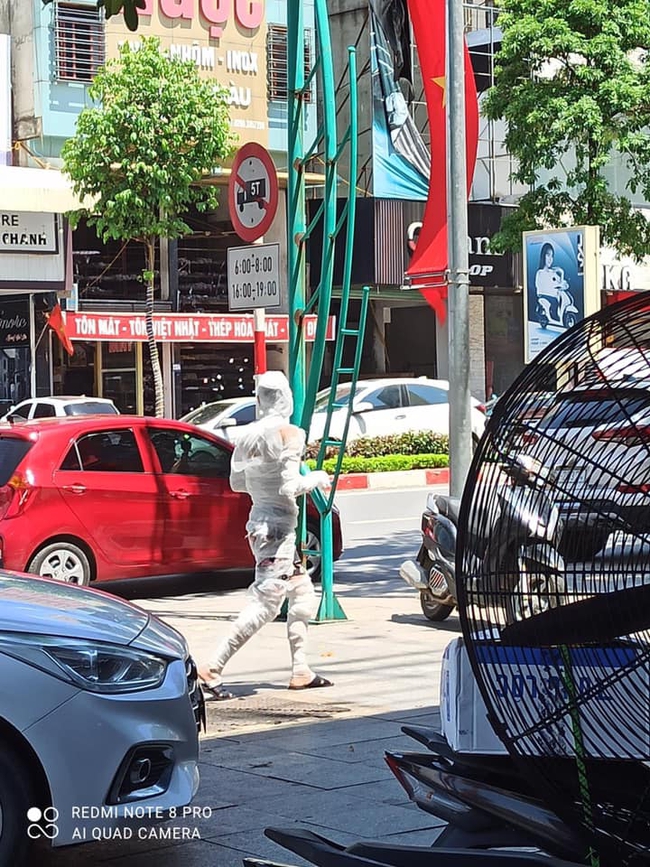 "Xác ướp" đeo khẩu trang tung tăng đi bộ đường phố Thái Nguyên - Ảnh 2. "Xác ướp" đeo khẩu trang tung tăng đi bộ đường phố Thái Nguyên - Ảnh 2.