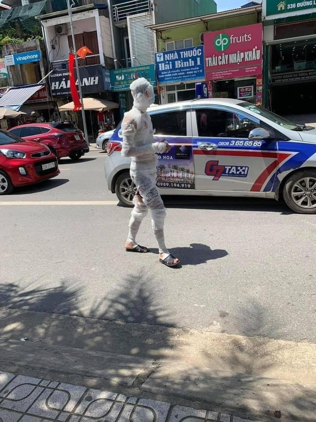 "Xác ướp" đeo khẩu trang tung tăng đi bộ đường phố Thái Nguyên - Ảnh 1. "Xác ướp" đeo khẩu trang tung tăng đi bộ đường phố Thái Nguyên - Ảnh 1.