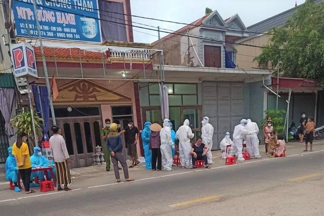 Ninh Bình: Giãn cách xã hội huyện Kim Sơn có trên 180 nghìn dân sau khi phát hiện ca dương tính SARS-COV-2 chưa rõ nguồn lây  - Ảnh 1.