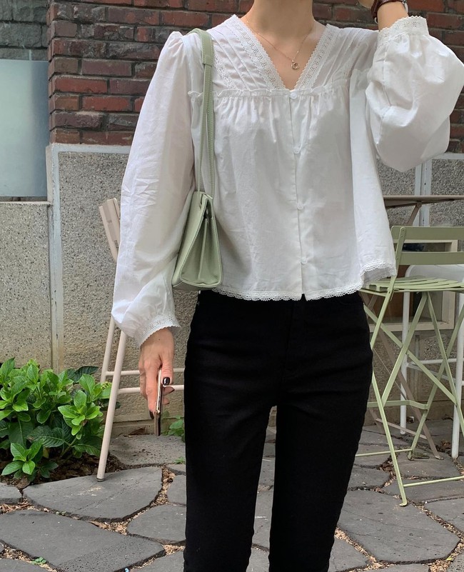 12 cách mặc áo blouse trắng của gái Hàn  - Ảnh 2.