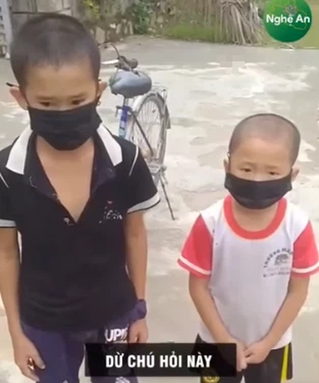 Thấy 2 nhóc tỳ đạp xe ngoài đường, chiến sĩ công an đã đưa ra hình phạt "đặc biệt", sự nhầm lẫn phút cuối khiến tất cả bật cười - Ảnh 2. Thấy 2 nhóc tỳ đạp xe ngoài đường, chiến sĩ công an đã đưa ra hình phạt "đặc biệt", sự nhầm lẫn phút cuối khiến tất cả bật cười - Ảnh 2.