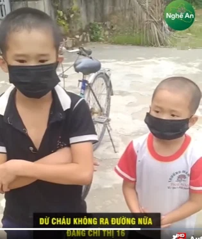 Thấy 2 nhóc tỳ đạp xe ngoài đường, chiến sĩ công an đã đưa ra hình phạt "đặc biệt", sự nhầm lẫn phút cuối khiến tất cả bật cười - Ảnh 3. Thấy 2 nhóc tỳ đạp xe ngoài đường, chiến sĩ công an đã đưa ra hình phạt "đặc biệt", sự nhầm lẫn phút cuối khiến tất cả bật cười - Ảnh 3.