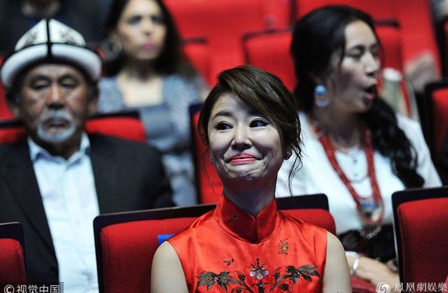 Những khoảnh khắc mỹ nhân Hoa ngữ không bao giờ muốn nhìn lại: Lâm Tâm Như - Angelababy lộ gương mặt xấu khó đỡ - Ảnh 2.