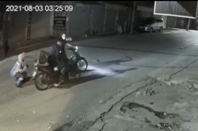 Mặc cho bị hại van xin, nhóm thanh niên vẫn cướp chiếc xe máy rồi tẩu thoát