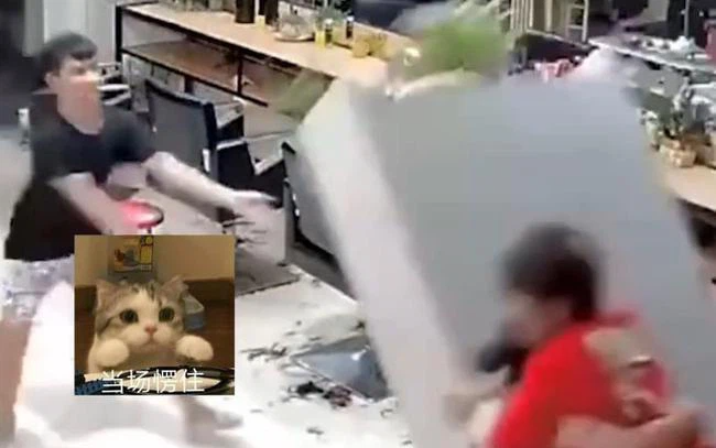 Bế nhau ra sau tủ hú hí, cặp đôi chưa kịp sung sướng thì nhận ngay kết cục xấu hổ, nhìn hiện trường chỉ biết khóc một dòng sông - Ảnh 2. Bế nhau ra sau tủ hú hí, cặp đôi chưa kịp sung sướng thì nhận ngay kết cục xấu hổ, nhìn hiện trường chỉ biết khóc một dòng sông - Ảnh 2.