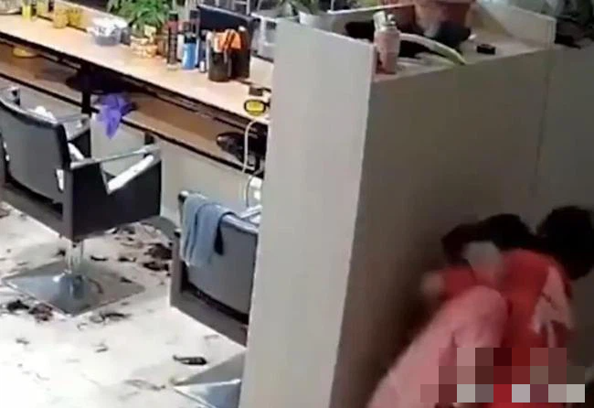 Bế nhau ra sau tủ hú hí, cặp đôi chưa kịp sung sướng thì nhận ngay kết cục xấu hổ, nhìn hiện trường chỉ biết khóc một dòng sông - Ảnh 1. Bế nhau ra sau tủ hú hí, cặp đôi chưa kịp sung sướng thì nhận ngay kết cục xấu hổ, nhìn hiện trường chỉ biết khóc một dòng sông - Ảnh 1.