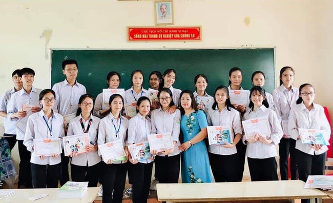 Cô giáo miền núi kể 3 năm gian nan ôn luyện cho học trò: 36/44 em đạt điểm 9 môn Văn, một em tuyển thẳng Học viện Ngoại giao - Ảnh 1. Cô giáo miền núi kể 3 năm gian nan ôn luyện cho học trò: 36/44 em đạt điểm 9 môn Văn, một em tuyển thẳng Học viện Ngoại giao - Ảnh 1.