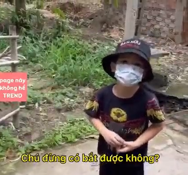 Dẫn con đi chơi nhưng quên mang khẩu trang lại gặp ngay cán bộ kiểm soát dịch, ông bố có hành động vừa buồn cười vừa đáng trách - Ảnh 3. Dẫn con đi chơi nhưng quên mang khẩu trang lại gặp ngay cán bộ kiểm soát dịch, ông bố có hành động vừa buồn cười vừa đáng trách - Ảnh 3.