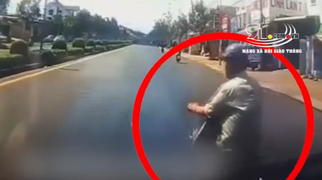 Mải cà khịa ô tô, thanh niên đi xe máy va ngay CSGT và cái kết ê chề cho màn thông chốt hụt - Ảnh 2. Mải cà khịa ô tô, thanh niên đi xe máy va ngay CSGT và cái kết ê chề cho màn thông chốt hụt - Ảnh 2.