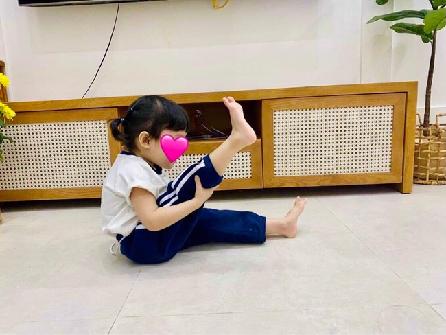 Con gái Trường Giang khiến netizen thích thú với loạt khoảnh khắc "khua chân múa tay" hài hước