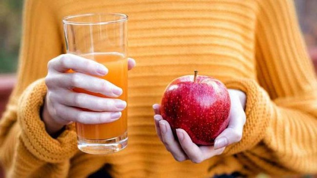 Nhiều người uống nước trái cây và ăn hoa quả theo cách này là đang đẩy nhanh quá trình lão hóa - Ảnh 1.