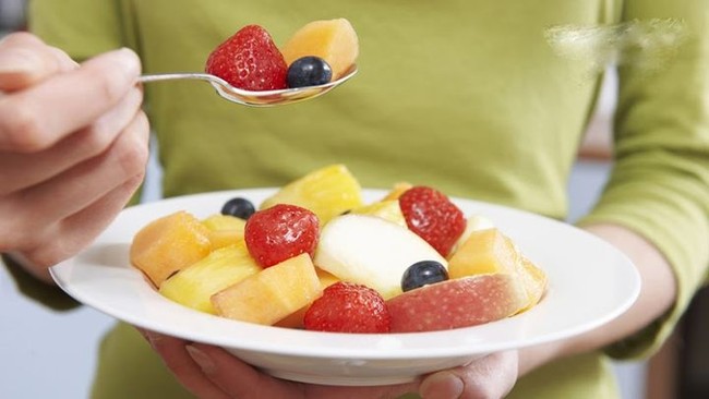Nhiều người uống nước trái cây và ăn hoa quả theo cách này là đang đẩy nhanh quá trình lão hóa - Ảnh 3.